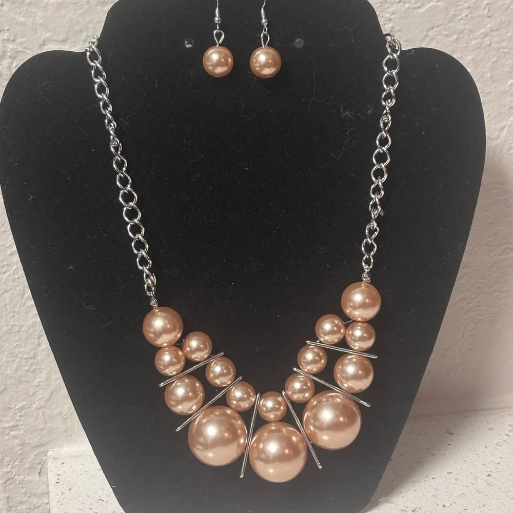 Elegant Pearl Necklace and Earring Set - Picture 3 of 5